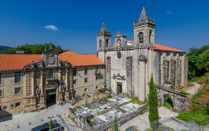 Cimetière, église et façade du monastère