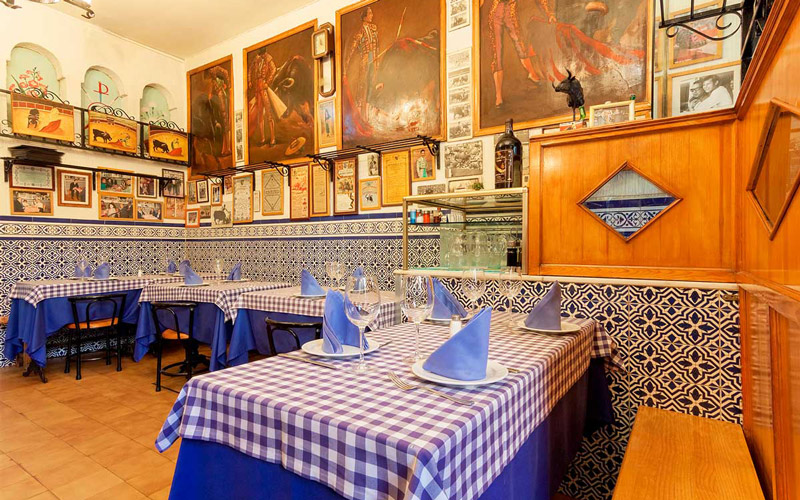 Décors taurins à l'intérieur du restaurant de Madrid