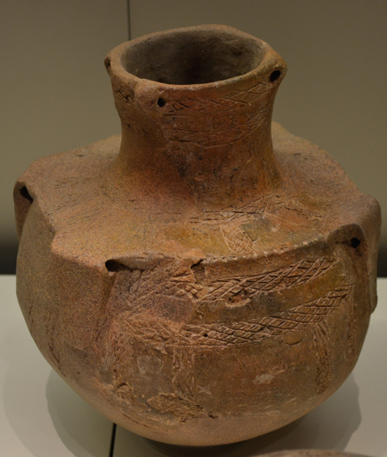 Vase du Néolithique, exposé au Musée Archéologique National, provenant de la Grotte au Trésor