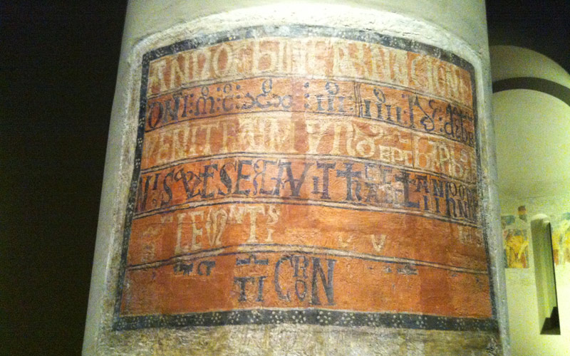 Inscription sur une colonne de l'église indiquant la date de consécration