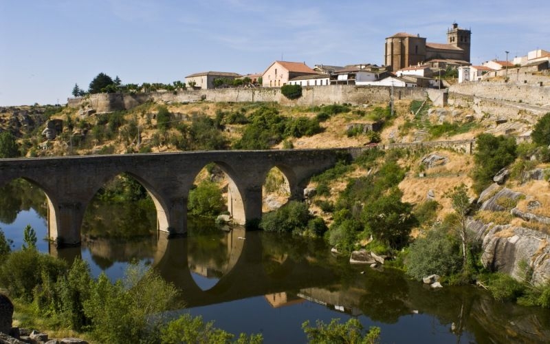Pont sur la rivière Tormes et château de Ledesma