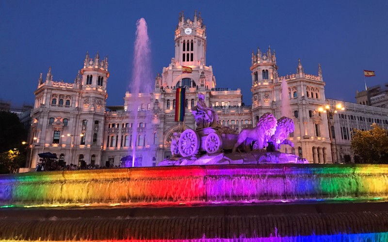 Madrid se pare de couleurs lors des marches des fiertés