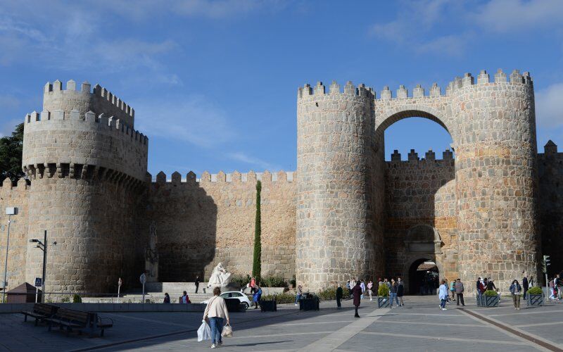 Porte de l'Alcazar dans la muraille d'Avila, la partie la plus robuste de la construction
