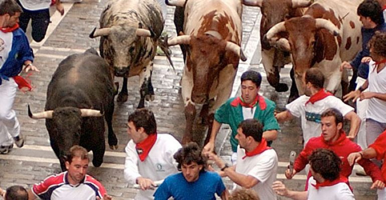 Fêtes de San Fermín, des taureaux de combat dans les rues de Pampelune (Pamplona-Iruña)