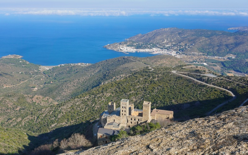 Vue aérienne du monastère de Sant Pere de Rodes et du Port de la Selva