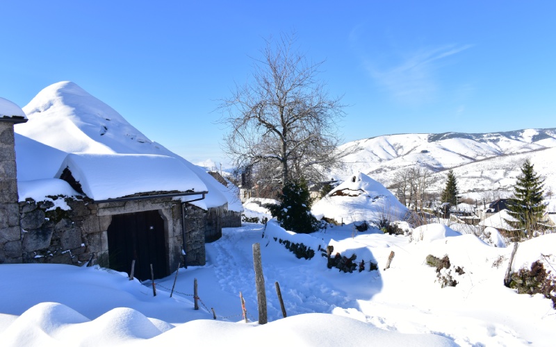 La neige recouvre Piornedo, au cœur des montagnes de Lugo