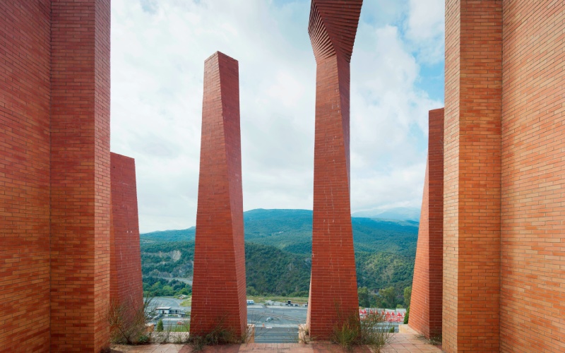 Les colonnes de la pyramide de Bofill qui représentent les 4 bandes rouges du drapeau catalan