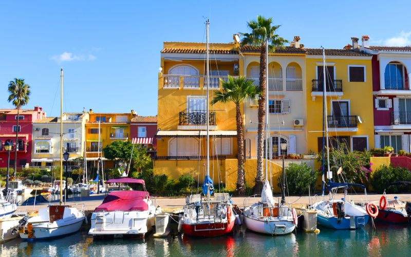Les façades colorées de Port Saplaya rappellent l’île italienne de Burano, voisine de Venise