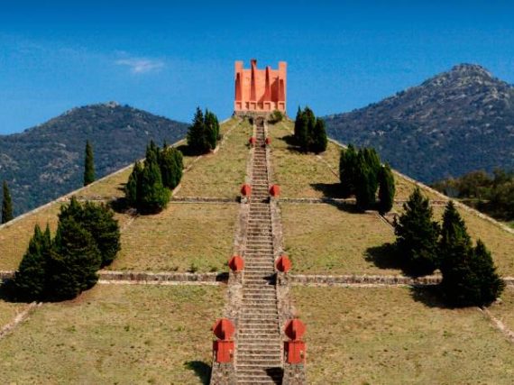 La pyramide de Bofill, un monument qui rompt la monotonie de la frontière franco-espagnole