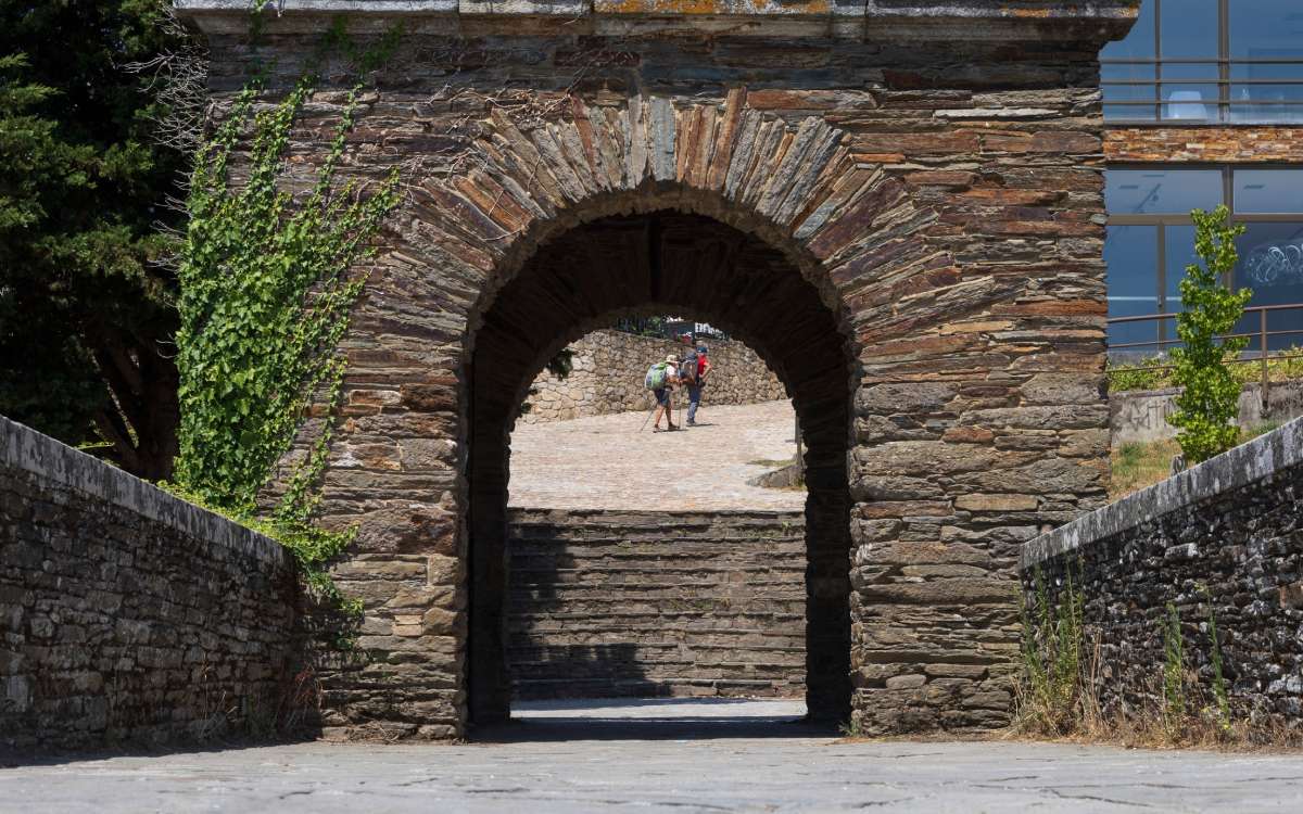 Porte d’entrée du centre historique de Portomarín