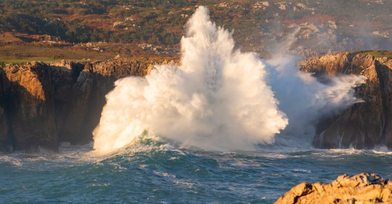 Les souffleurs de Pría, Arenillas et Santiuste, les spectaculaires geysers marins des Asturies