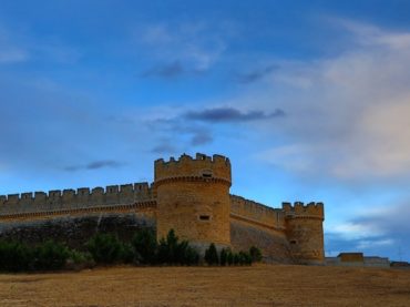 Le château de Grajal de Campos, un monument médiéval situé dans un petit village de la province de León