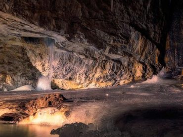 La grotte gelée de Casteret, un lac souterrain congelé depuis des milliers d’années
