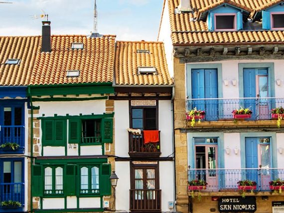 Places de villes espagnoles pleines de couleur