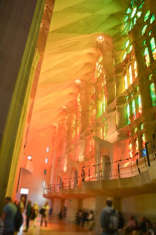 Les lumières naturelles à l'intérieur du temple lui confèrent une couleur très particulière
