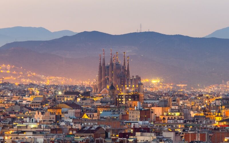 Vue panoramique de Barcelone, où se détache la Sagrada Familia