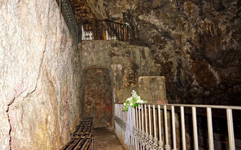 La grotte sacrée a une profondeur de 20 mètres