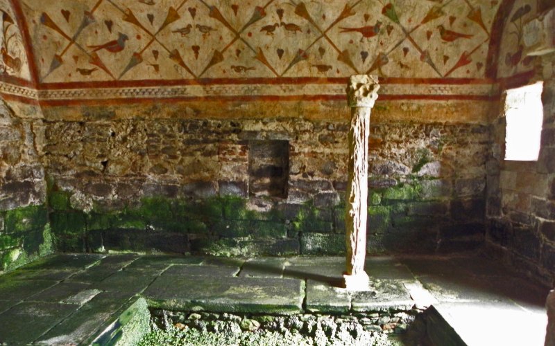 Peintures, colonnes et piscine de Santa Eulalia de Bóveda
