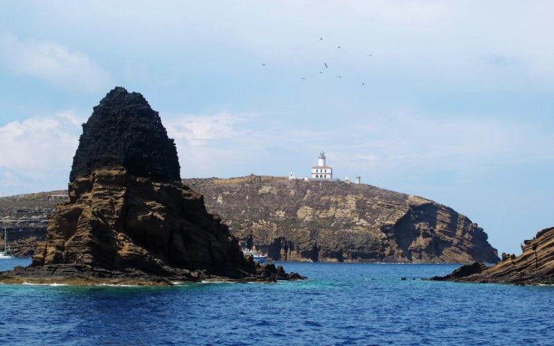 Les îles Columbretes avec le phare en arrière-plan