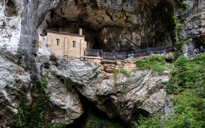 Vue d'en bas de la célèbre chapelle dans une grotte du sanctuaire de Covadonga