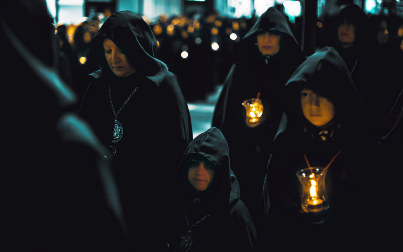 Le silence, les lanternes et les capes brunes sont les caractéristiques de la procession de Zamora