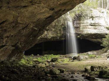 La chute d’eau de la grotte Serena : un trésor de Soria à côté de la ville enchantée de Castroviejo