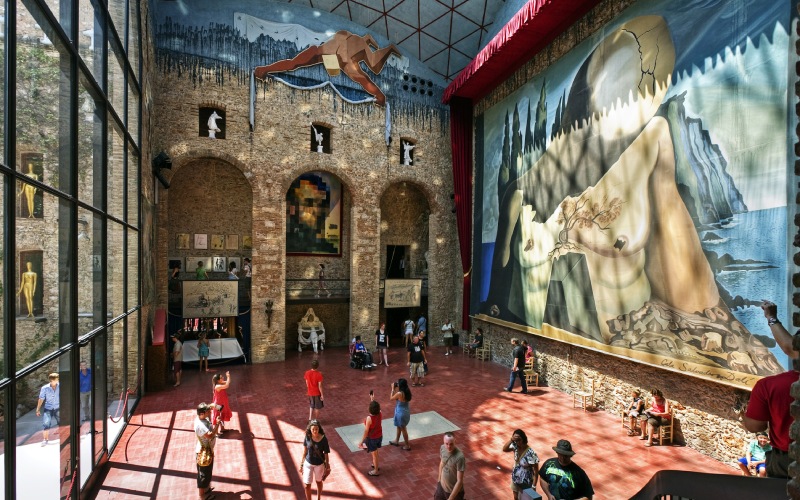 Intérieur du Théâtre-musée Dalí
