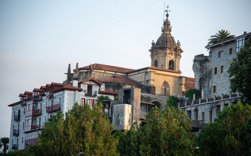 Mirador sur la Bidassoa parmi les monuments de la ville