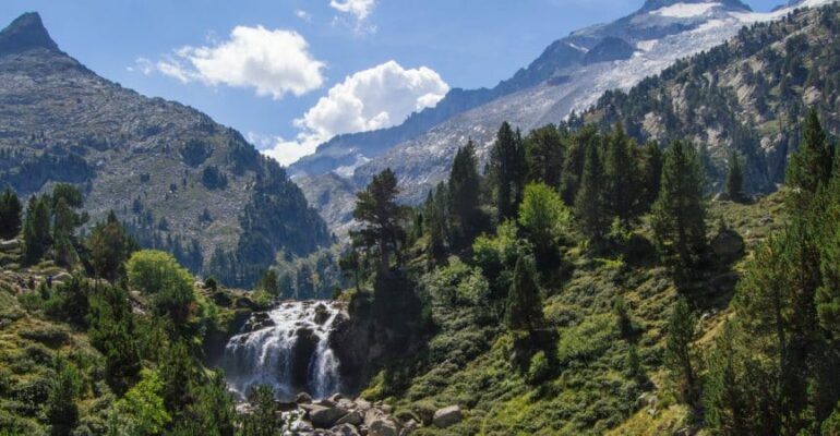 Le Forau de Aigualluts, un gouffre et une cascade au cœur des Pyrénées aragonaises