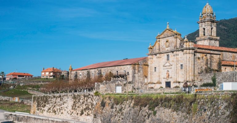 Santa María de Oia, le monastère qui fut aussi prison et forteresse