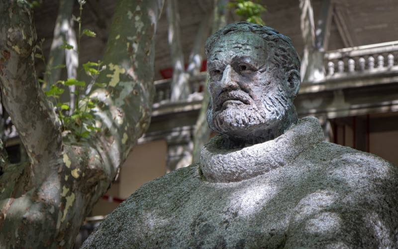 Monument à Hemingway auprès des arènes de Pampelune