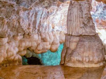 La Grotte des Merveilles, un site plein de lacs souterrains sous un château andalou