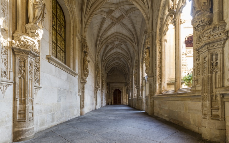 Galerie gothique à portiques du Monastère de Saint-Jean des rois