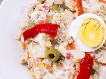 Salade russe, une tapa rafraîchissante à déguster en Espagne