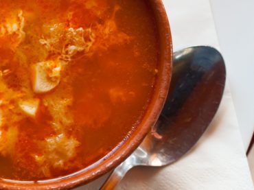 Soupe à l’ail ou soupe castillane, un plat humble mais délicieux