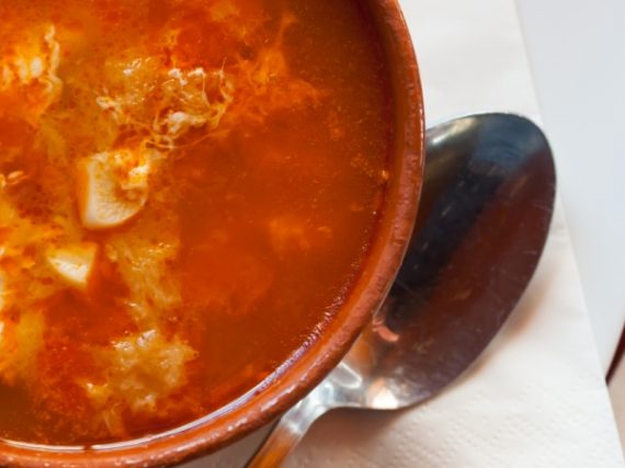 Soupe à l’ail ou soupe castillane, un plat humble mais délicieux