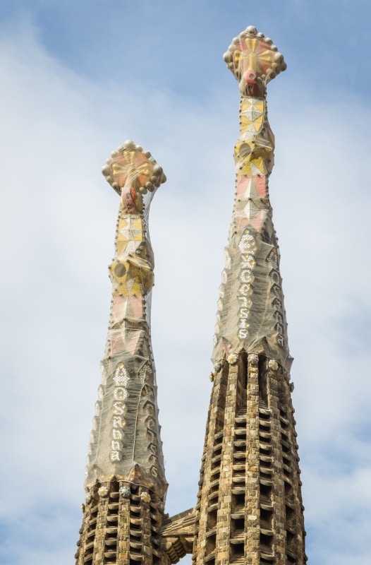 Deux des tours achevées de la Sagrada Família