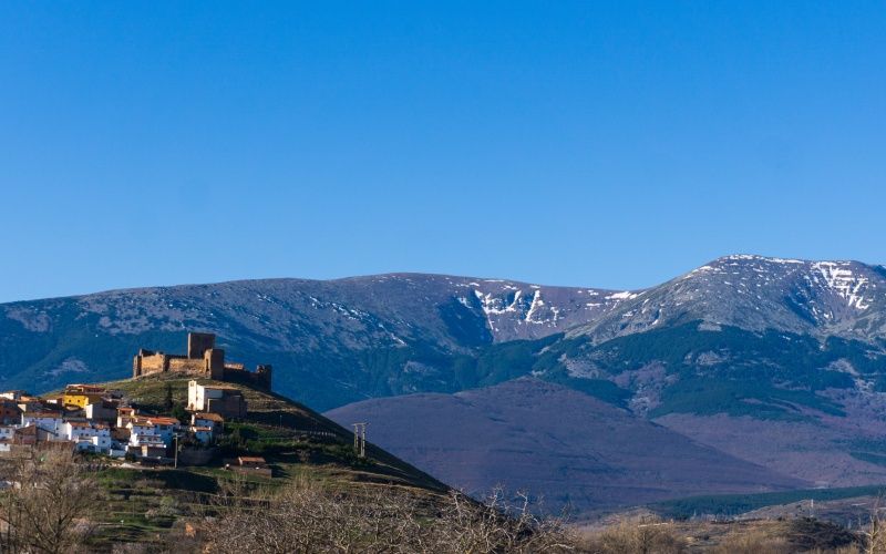 Image de Trasmoz avec la montagne Moncayo derrière le village