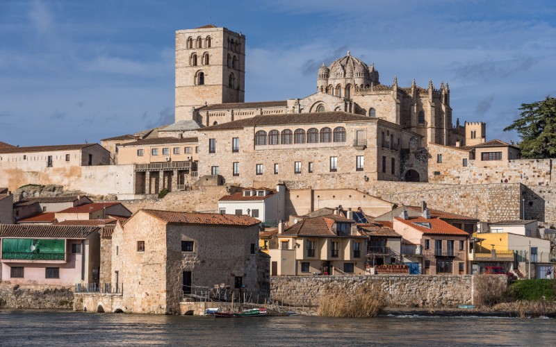 Vue de la cathédrale et des murailles de Zamora